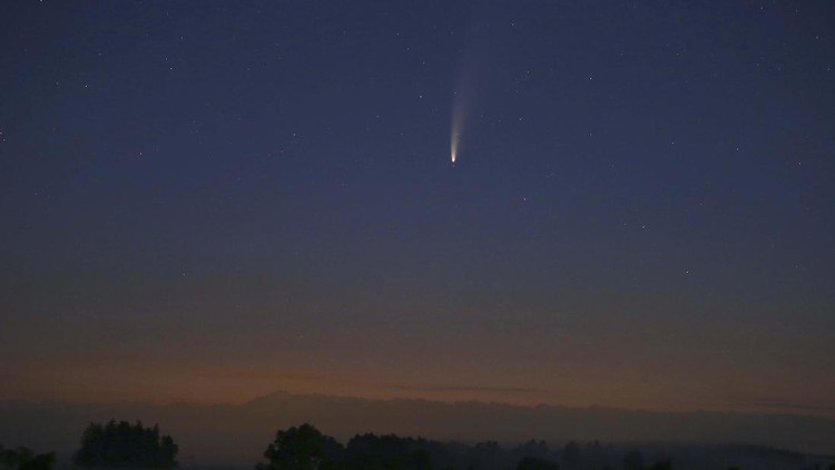Potret Komet Neowise yang Bisa Dilihat dengan Mata Telanjang Sepanjang bula Juli, Komet Neowise yang melintasi tata surya bagian dalam dapat dilihat dengan mata telanjang dari bumi. Begini penampakannya.