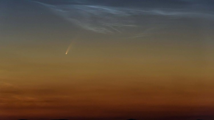 Potret Komet Neowise yang Bisa Dilihat dengan Mata Telanjang Sepanjang bula Juli, Komet Neowise yang melintasi tata surya bagian dalam dapat dilihat dengan mata telanjang dari bumi. Begini penampakannya.