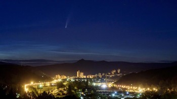 Komet Neowise semakin terang di langit pagi. Dalam beberapa hari mendatang, akan muncul di malam hari setelah matahari terbenam. Peter Komka/MTI via AP.