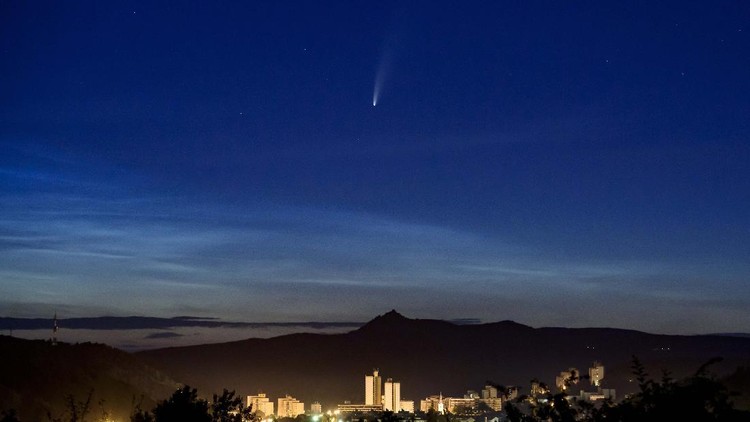 Potret Komet Neowise yang Bisa Dilihat dengan Mata Telanjang Sepanjang bula Juli, Komet Neowise yang melintasi tata surya bagian dalam dapat dilihat dengan mata telanjang dari bumi. Begini penampakannya.