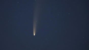 Potret komet Neowise yang diambil dari kawasan Bavaria, Jerman, Minggu (12/7). Karl-Josef Hildenbrand/dpa via AP.