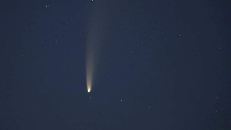 Potret Komet Neowise yang Bisa Dilihat dengan Mata Telanjang Sepanjang bula Juli, Komet Neowise yang melintasi tata surya bagian dalam dapat dilihat dengan mata telanjang dari bumi. Begini penampakannya.