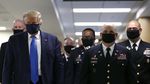 Potret Trump Pertama Kalinya Pakai Masker di Depan Umum