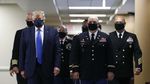 Potret Trump Pertama Kalinya Pakai Masker di Depan Umum