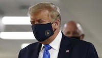 Trump sebelumnya tak pernah terlihat di depan umum mengenakan masker selama pandemi virus Corona, ia mengatakan bahwa dirinya tidak punya masalah soal memakai masker. Dia pun kembali menegaskan keyakinannya bahwa penularan virus ini akan menghilang.