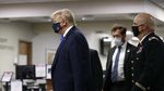 Potret Trump Pertama Kalinya Pakai Masker di Depan Umum