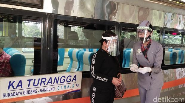 Pramugari kereta api