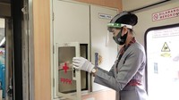 Pramugari juga mengecek semua obat-obatan di kotak p3k. (Bonauli/detikcom)