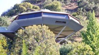 Rumah ini kelihatannya terinspirasi dari serial animasi Jetsons. Diberi nama Chemosphere yang terletak di Hollywood Hills. Istimewa/thetravel.com.