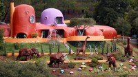 Rumah berbentuk setengah lingkaran ini mirip di kartun yang menceritakan zaman batu, yaitu Flintstones. Istimewa/thetravel.com.