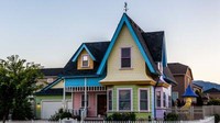 Jika kamu pernah menonton animasi Up, rumah ini akan mengingatkanmu dengan tempat tinggal Carl dan Ellie yang terbang dengan balon. Istimewa/thetravel.com.