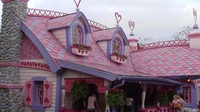 Yang satu ini terinspirasi dari rumah Minnie Mouses. Perabotannya pun dibuat mirip di kartun. Istimewa/thetravel.com.