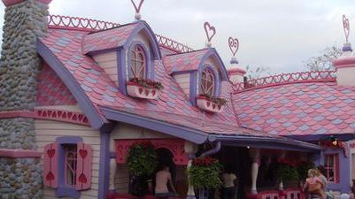 Deretan rumah ini mungkin akan mengingatkan kita dengan kartun favorit di masanya. Seperti ini penampakannya.