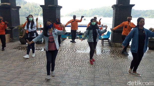 Serunya Flashmob Langen Tayub di Telaga Ngebel