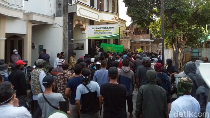 Suasana pelayat yang datang untuk menyalatkan jenazah Ikhsan di Sukoharjo, Minggu (12/7/2020).