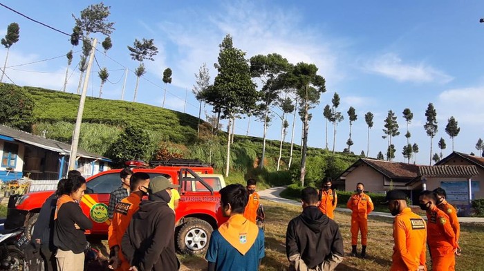 Tim SAR Bandung mencari kakek yang diduga tersesat di kebun teh