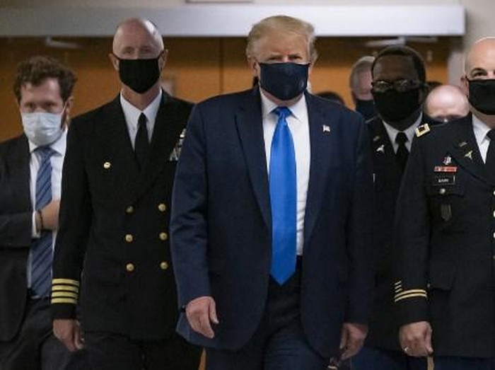 Presiden AS Donald Trump mengenakan masker pertama kali di depan umum ketika ia mengunjungi Pusat Medis Militer Nasional Walter Reed di Bethesda, Maryland pada 11 Juli 2020. (Foto oleh ALEX EDELMAN / AFP)