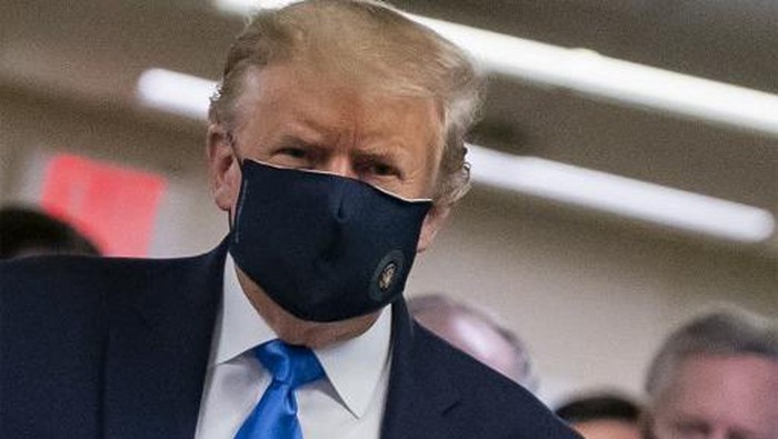 Presiden AS Donald Trump mengenakan masker pertama kali di depan umum ketika ia mengunjungi Pusat Medis Militer Nasional Walter Reed di Bethesda, Maryland pada 11 Juli 2020. (Foto oleh ALEX EDELMAN / AFP)