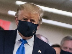 Video Trump Pertama Kali Pakai Masker di Depan Publik