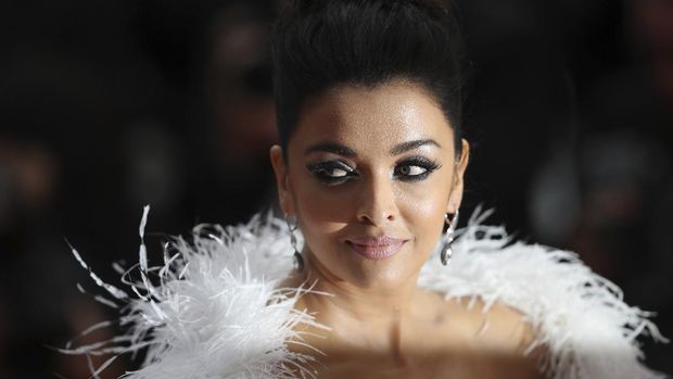 FILE- In this May 20, 2019 file photo, Aishwarya Rai Bachchan poses for photographers upon arrival at the premiere of the film 'La Belle Epoque' at the 72nd international film festival, Cannes, southern France. Bollywood superstar Amitabh Bachchan, his son and two other family members including Aishwarya Rai Bachchan have tested positive for the coronavirus in Mumbai, India’s financial and entertainment capital, a government minister said Sunday. (AP Photo/Petros Giannakouris, File)