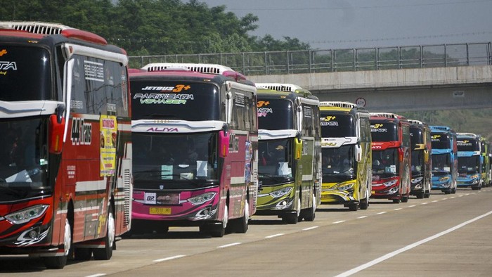 Rombongan armada wisata bus PO 44 Trans melintas saat tur wisata normal baru di tol Batang, Kabupaten Batang, Jawa Tengah, Minggu (12/7/2020). Pihak armada wisata bus PO 44 Trans yang berlokasi di Kabupaten Pekalongan melakukan tur wisata normal baru dengan menerapkan protokol kesehatan untuk menarik wisatawan menggunakan jasa akomodasi perjalanan bus wisata. ANTARA FOTO/Harviyan Perdana Putra/foc.