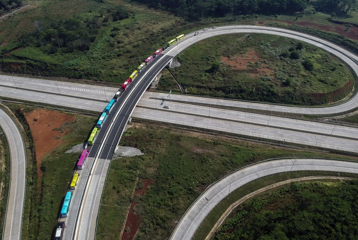 Rombongan armada wisata bus PO 44 Trans melintas saat tur wisata normal baru di tol Batang, Kabupaten Batang, Jawa Tengah, Minggu (12/7/2020). Pihak armada wisata bus PO 44 Trans yang berlokasi di Kabupaten Pekalongan melakukan tur wisata normal baru dengan menerapkan protokol kesehatan untuk menarik wisatawan menggunakan jasa akomodasi perjalanan bus wisata. ANTARA FOTO/Harviyan Perdana Putra/foc.