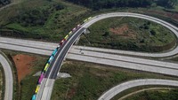 Rombongan armada wisata bus PO 44 Trans melintas saat tur wisata normal baru di tol Batang, Kabupaten Batang, Jawa Tengah, Minggu (12/7/2020).