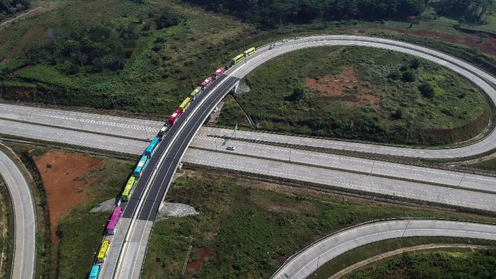 Rombongan armada wisata bus PO 44 Trans melintas saat tur wisata normal baru di tol Batang, Kabupaten Batang, Jawa Tengah, Minggu (12/7/2020). Pihak armada wisata bus PO 44 Trans yang berlokasi di Kabupaten Pekalongan melakukan tur wisata normal baru dengan menerapkan protokol kesehatan untuk menarik wisatawan menggunakan jasa akomodasi perjalanan bus wisata. ANTARA FOTO/Harviyan Perdana Putra/foc.