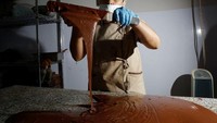 Pabrik cokelat di San Jose, Costa Rica ada yang memproduksi cokelat mereka menggunakan tangan. Pabrik bernama Nahua tersebut memproduksi cokelat mereka di atas marmer. Foto: Reuters