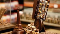 Perancis terkenal dengan Menara Eiffel nya. Toko cokelat bernama Molds pun membuat cokelat dengan bentuk menara Eiffel yang ikonik. Foto: Reuters