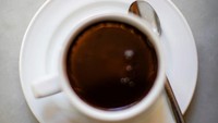 Jika menyukai cokelat panas, toko cokelat di Madrid, Spanyol ini bisa jadi andalan. Cokelat panas yang di tawarkan di toko ini rasanya sangat lezat. Biasanya para pengunjung menikmatinya dengan churros. Foto: Reuters