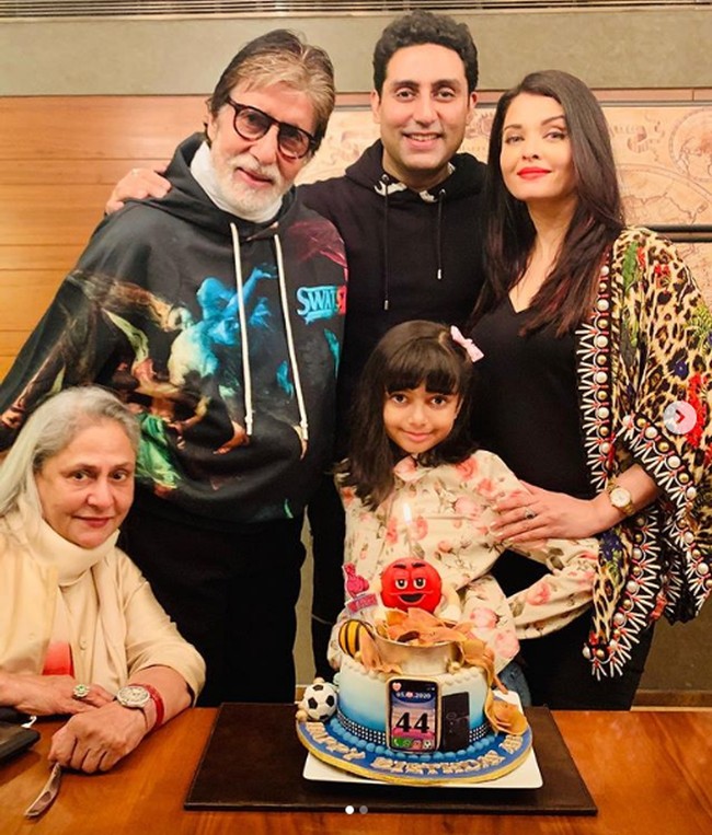Inilah kebersamaan keluarga Abishek Bachchan di ulang tahun Aaradhya. Amitabh Bachan dan Aishwarya Rai tampil bersama dalam satu frame foto.Foto: Dok. Instagram Aishwarya Rai
