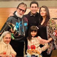 Inilah kebersamaan keluarga Abishek Bachchan di ulang tahun Aaradhya. Amitabh Bachan dan Aishwarya Rai tampil bersama dalam satu frame foto.Foto: Dok. Instagram Aishwarya Rai