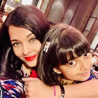 Aishwarya and Aaradhya have also tested COVID-19 positive. They will be self quarantining at home, demikian Abhishek Bachchan menulis di Twitternya pada Minggu (12/7/2020). Abhishek mengatakan bahwa berdasarkan pemeriksaan, Aishwarya Rai dan putrinya Aaradhya Bachchan juga positif terkena COVID-19. Keduanya akan melakukan isolasi mandiri di rumah. Foto: Dok. Instagram Aishwarya Rai
