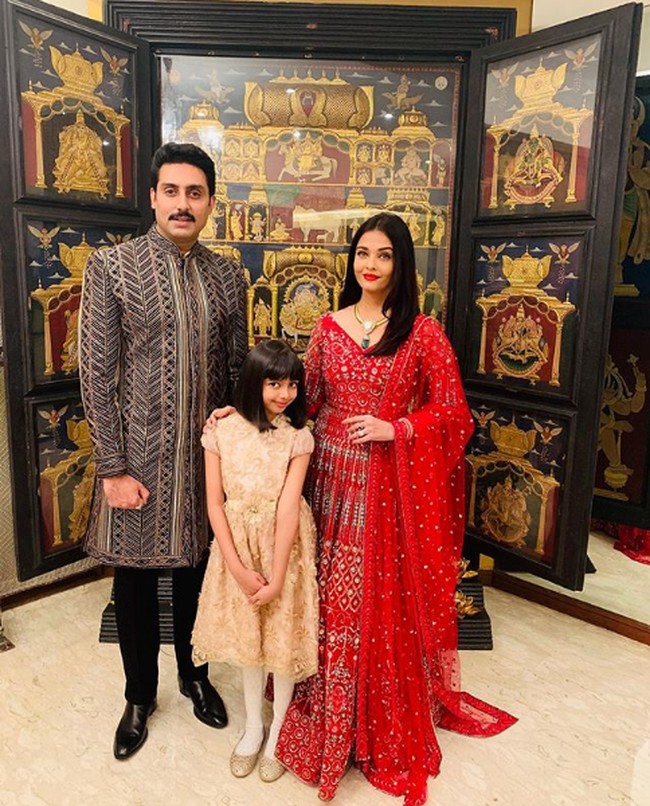 Kabar mengenai Aishwarya Rai dan putrinya Aaradhya Bachchan terinfeksi virus Corona ini disampaikan suami sang aktris Abhishek Bachchan. Abhishek memberikan update mengenai sang ayah sekaligus kabar menyedihkan mengenai istri dan anaknya tersebut. Foto: Dok. Instagram Aishwarya Rai