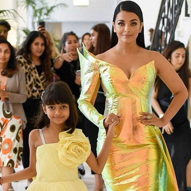 Saat menghadiri Festival Film Cannes 2019, Aishwarya Rai juga menggandeng putrinya Aaradhya Bachan. Keduanya tampil kompak dalam balutan gaun emas. Foto: Dok. Instagram Aishwarya Rai