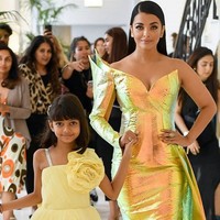 Saat menghadiri Festival Film Cannes 2019, Aishwarya Rai juga menggandeng putrinya Aaradhya Bachan. Keduanya tampil kompak dalam balutan gaun emas. Foto: Dok. Instagram Aishwarya Rai