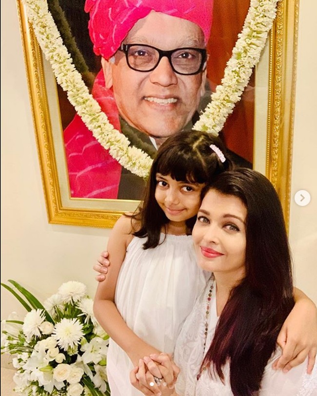 Aishwarya Rai melahirkan anak pertamanya pada 16 November 2011. Sang anak sempat mendapat nama julukan Beti B dari media dan fans karena Aishwarya dan Abishek begitu lama mengumumkan namanya. Akhirnya Aishwarya dan Abishek mengumumkan bahwa putri mereka bernama Aaradhya Bachchan. Foto: Dok. Instagram Aishwarya Rai