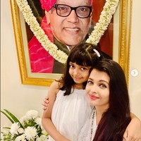 Aishwarya Rai melahirkan anak pertamanya pada 16 November 2011. Sang anak sempat mendapat nama julukan Beti B dari media dan fans karena Aishwarya dan Abishek begitu lama mengumumkan namanya. Akhirnya Aishwarya dan Abishek mengumumkan bahwa putri mereka bernama Aaradhya Bachchan. Foto: Dok. Instagram Aishwarya Rai