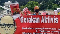 Gerakan Aktivis Indonesia (GAI) sudah puluhan kali menggelar aksi di kejaksaan agung menuntut Novel segera diproses hukum. GAI kembali menggelar aksi untuk menuntut keadilan kepada penegak hukum, namun kali ini GAI menggelar aksi nya didepan Istana Merdeka. Aksi yang digelar didepan Istana merupakan buntut dari tidak ditanggapinya tuntutan GAI oleh kejaksaan agung. Foto: dok. GAI