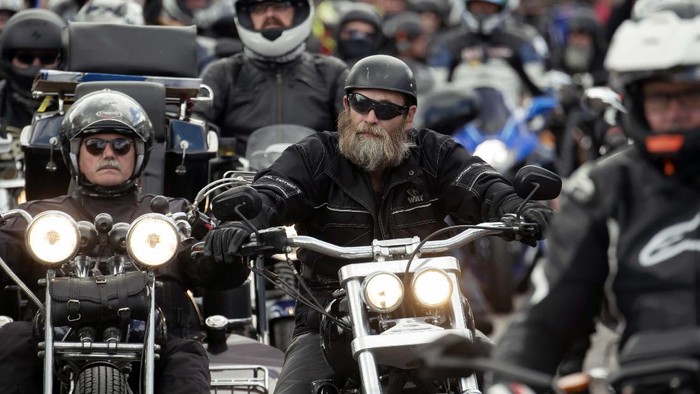 Aksi Tolak Wacana Larangan Penggunaan Sepeda Motor di Jerman With their motorcycles people attend a demonstration against planned biker driving bans in Leipzig, eastern Germany, Sunday, July 12, 2020. The background of the nationwide biker protests are demands by the Federal Council to reduce motorcycle noise. (AP Photo/Jens Meyer)