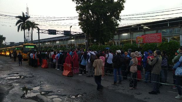 Antrean calon penumpang bus gratis-KRL Stasiun Bogor, Senin (13/7) pagi.
