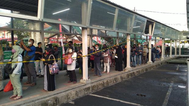 Antrean calon penumpang bus gratis-KRL Stasiun Bogor, Senin (13/7) pagi.