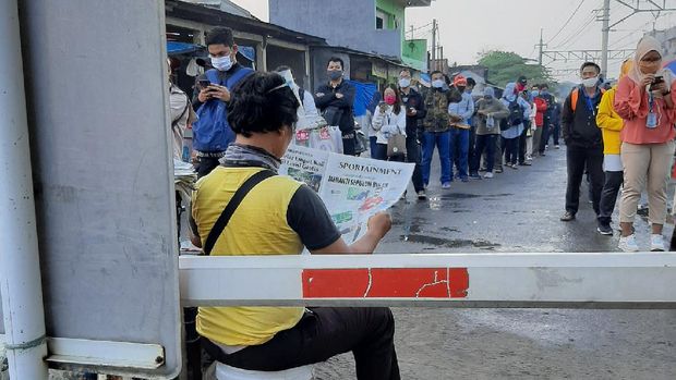 Antrean calon penumpang KRL di Stasiun Bojonggede, Bogor.