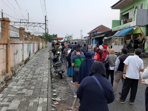 Antrean Calon Penumpang KRL di Stasiun Bojonggede Mengular Hingga ke Jalan