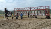 Mereka berderet di pinggir lapang menyaksikan satwa perkasa itu beraksi melibas lintasan. Arena pacuan kuda Legok Jawa ini pernah menjadi venue pacuan kuda PON 2016. (Faizal Amiruddin/detikTravel)