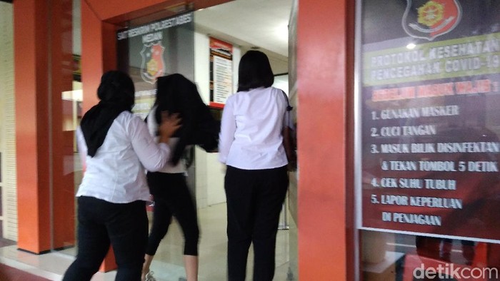 Artis FTV, Hana Hanifah, dibawa ke RS Bhayangkara untuk pengecekan kesehatan dan tes Corona (Datuk Haris/detikcom)