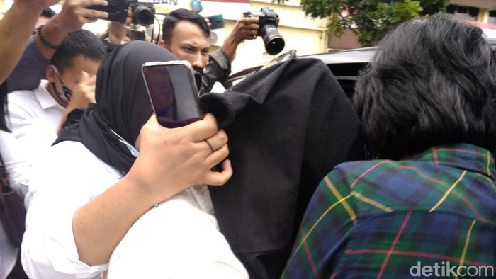 Artis FTV, Hana Hanifah, dibawa ke RS Bhayangkara untuk pengecekan kesehatan dan tes Corona (Datuk Haris/detikcom)