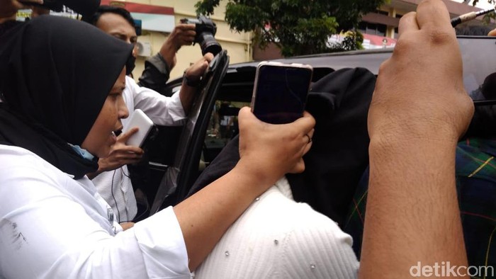 Artis FTV, Hana Hanifah, dibawa ke RS Bhayangkara untuk pengecekan kesehatan dan tes Corona (Datuk Haris/detikcom)