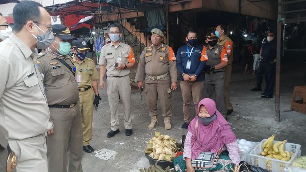 ASN Patroli Protokol Kesehatan COVID-19 di Pasar Minggu